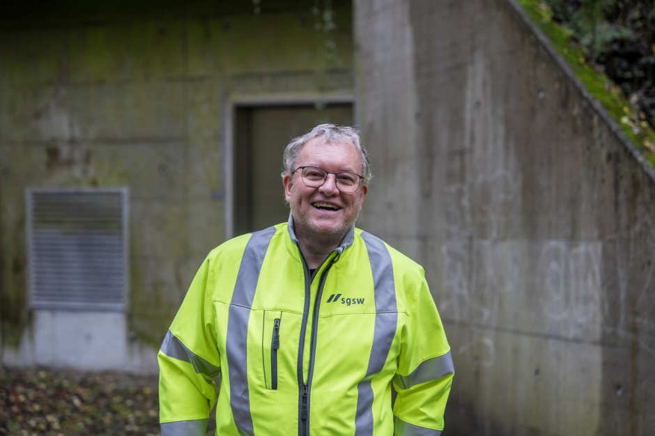 Hanspeter Speck, Ressortleiter Netzbetrieb bei den sgsw, f&uuml;hrt die Gruppe durch den Rosenbergtunnel.